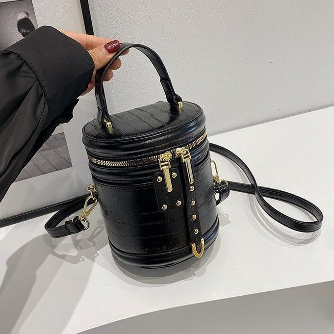 2024 Summer PU Bucket Shoulder Bag with Zipper and Stitching - Image 3