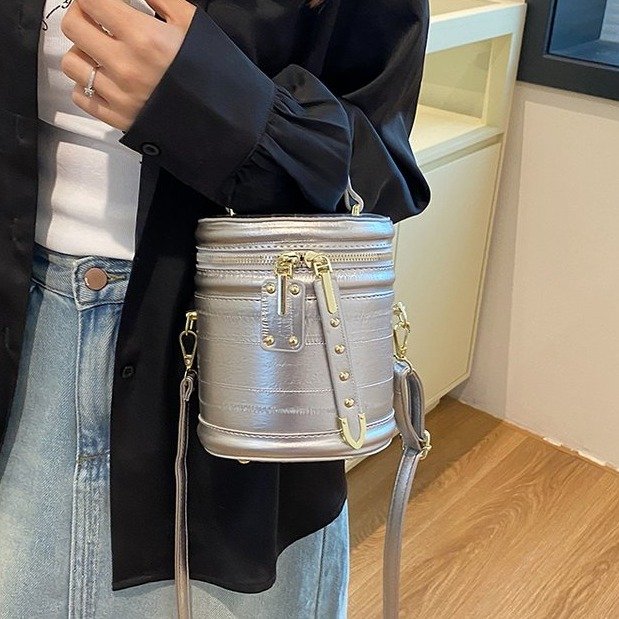 2024 Summer PU Bucket Shoulder Bag with Zipper and Stitching - Image 4
