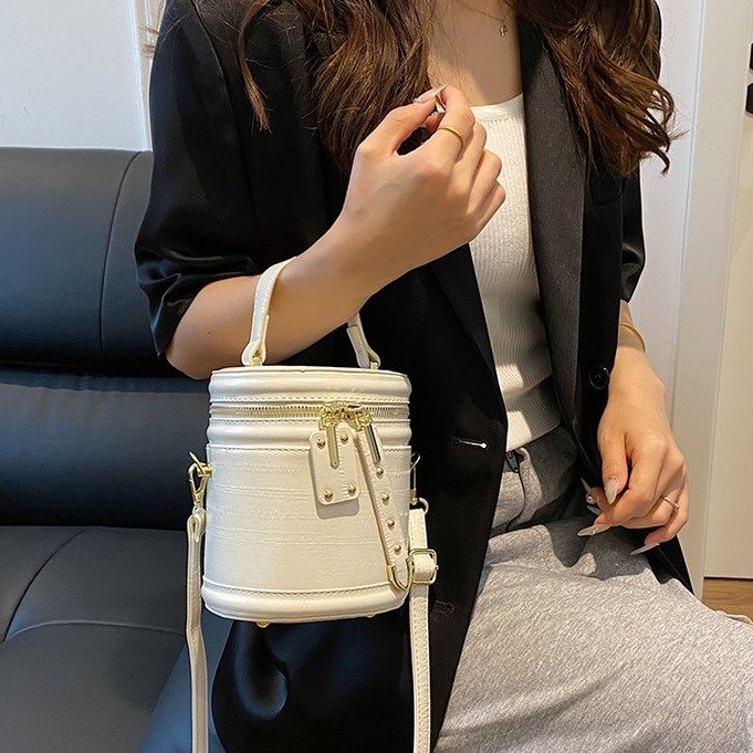 2024 Summer PU Bucket Shoulder Bag with Zipper and Stitching - Image 2